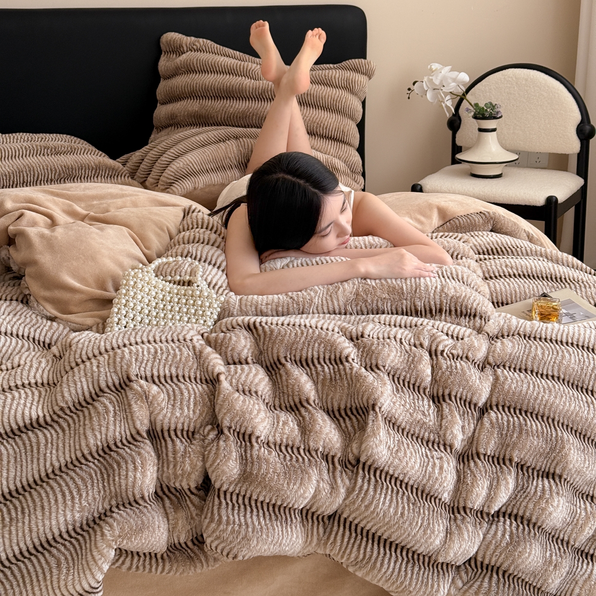 91家纺网 家纺一手货源 找家纺 眠博士 2025新款阳离子兔兔绒四件套 兔兔绒阳离子-波纹暖咖