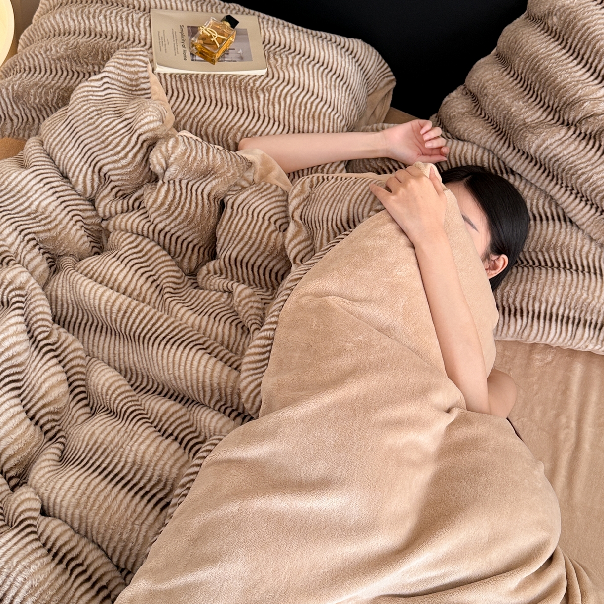 91家纺网 家纺一手货源 找家纺 眠博士 2025新款阳离子兔兔绒四件套 兔兔绒阳离子-波纹暖咖