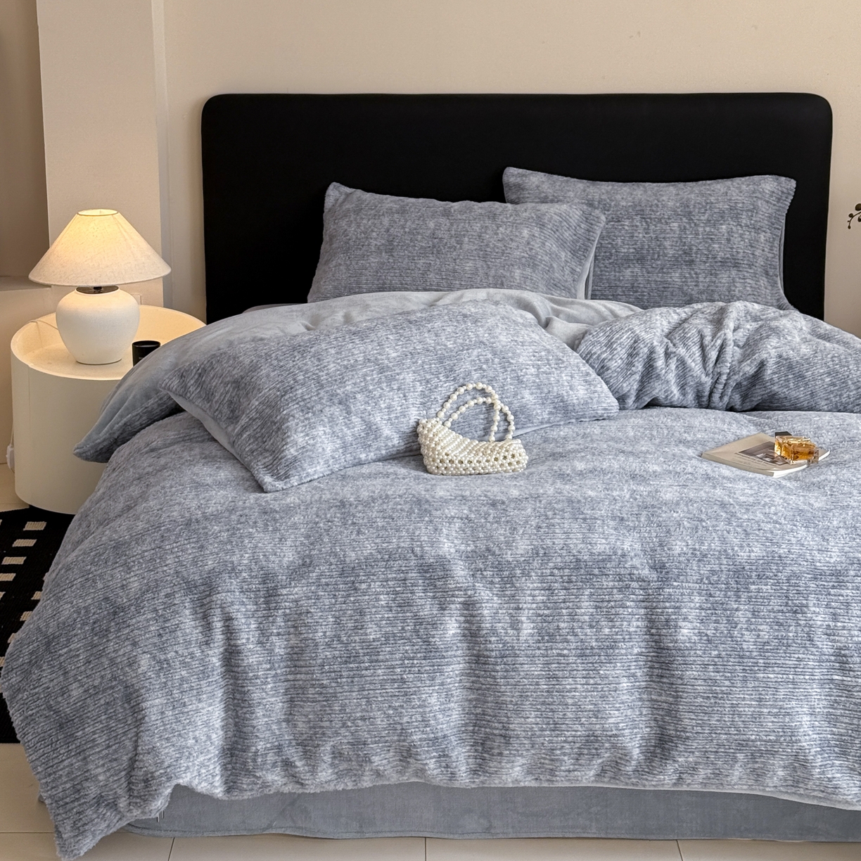 91家纺网 家纺一手货源 找家纺 眠博士 2025新款阳离子兔兔绒四件套 兔兔绒阳离子-抽条雾蓝