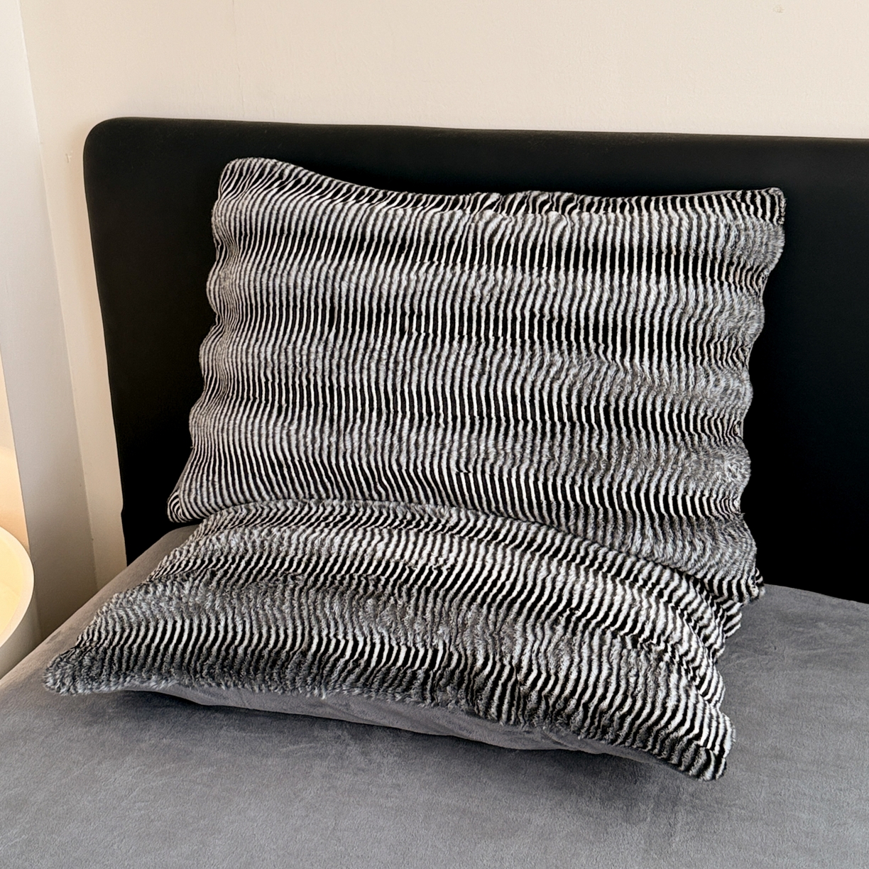 91家纺网 家纺一手货源 找家纺 眠博士 2025新款阳离子兔兔绒四件套 兔兔绒阳离子-波纹深灰