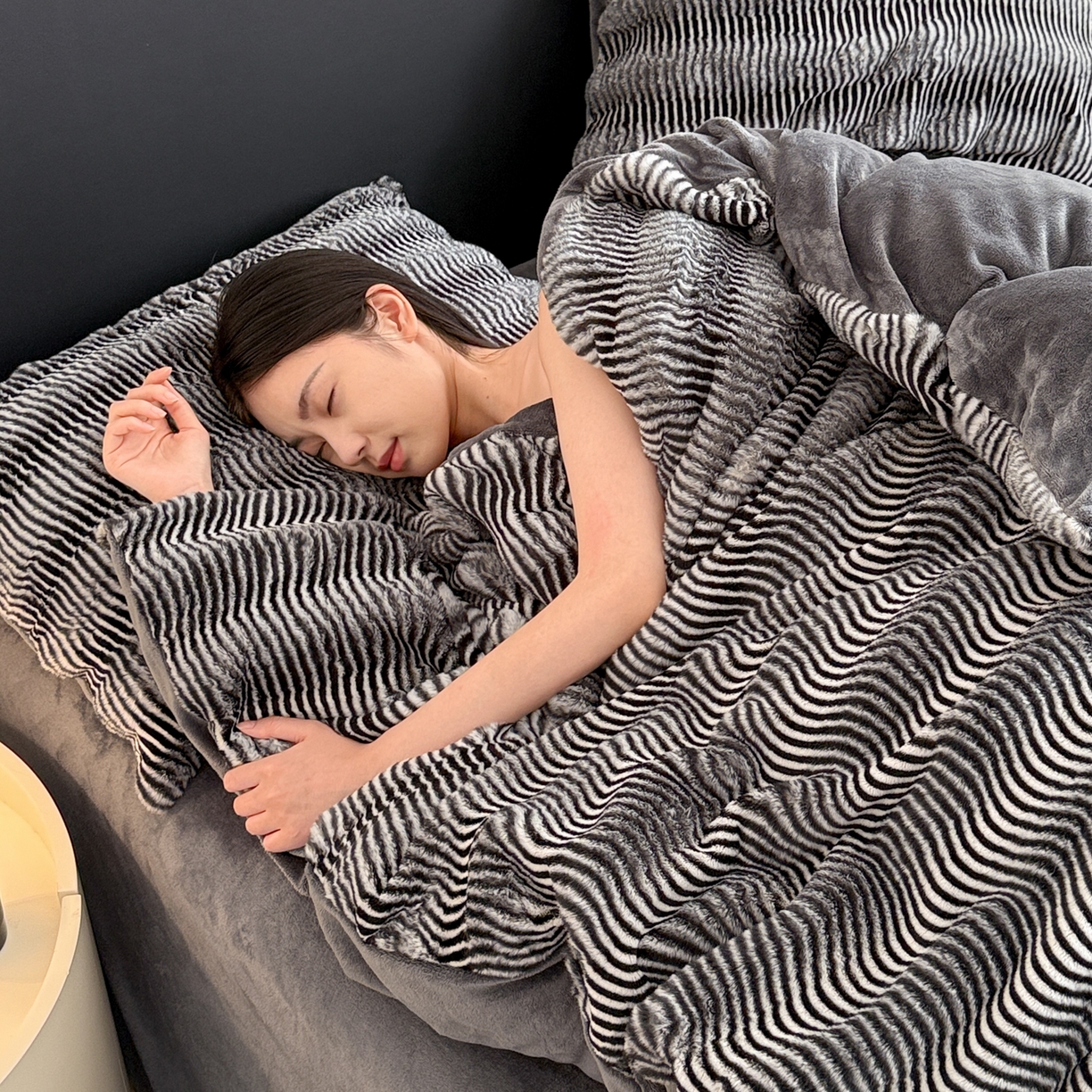 91家纺网 家纺一手货源 找家纺 眠博士 2025新款阳离子兔兔绒四件套 兔兔绒阳离子-波纹深灰