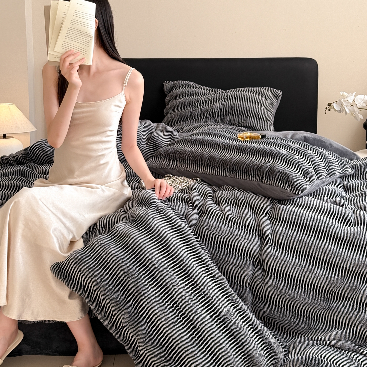 91家纺网 家纺一手货源 找家纺 眠博士 2025新款阳离子兔兔绒四件套 兔兔绒阳离子-波纹深灰