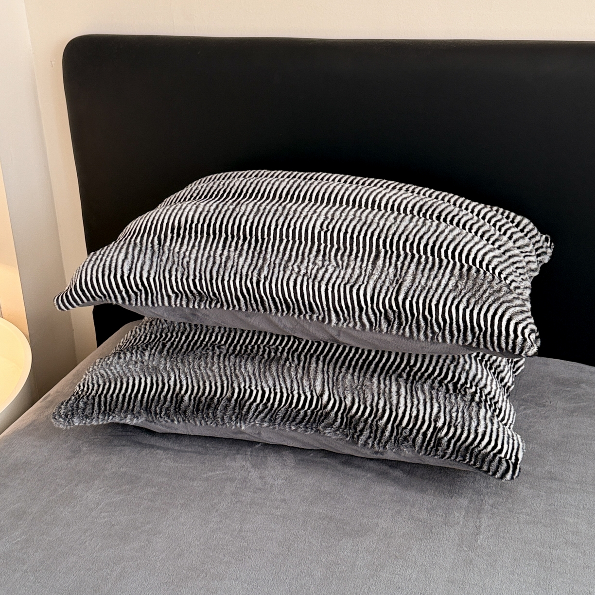 91家纺网 家纺一手货源 找家纺 眠博士 2025新款阳离子兔兔绒四件套 兔兔绒阳离子-波纹深灰