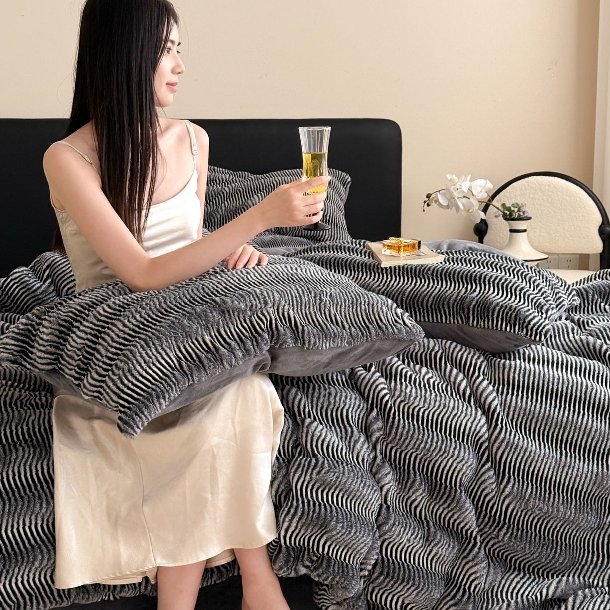 91家纺网 家纺一手货源 找家纺 眠博士 2025新款阳离子兔兔绒四件套 兔兔绒阳离子-波纹深灰