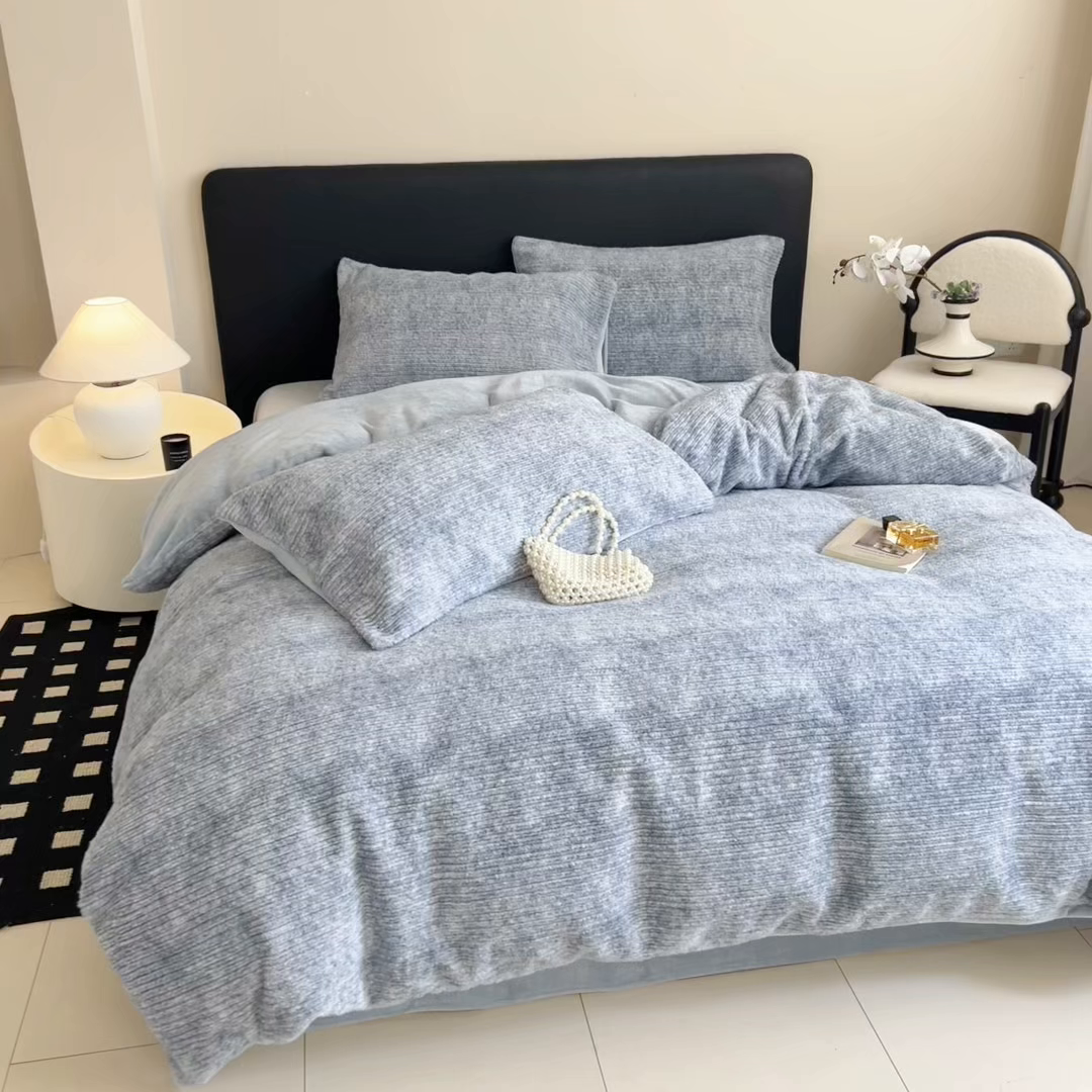 91家纺网 家纺一手货源 找家纺 眠博士 2025新款阳离子兔兔绒四件套 兔兔绒阳离子-抽条雾蓝