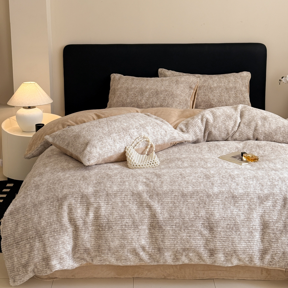 91家纺网 家纺一手货源 找家纺 眠博士 2025新款阳离子兔兔绒四件套 兔兔绒阳离子-抽条暖咖