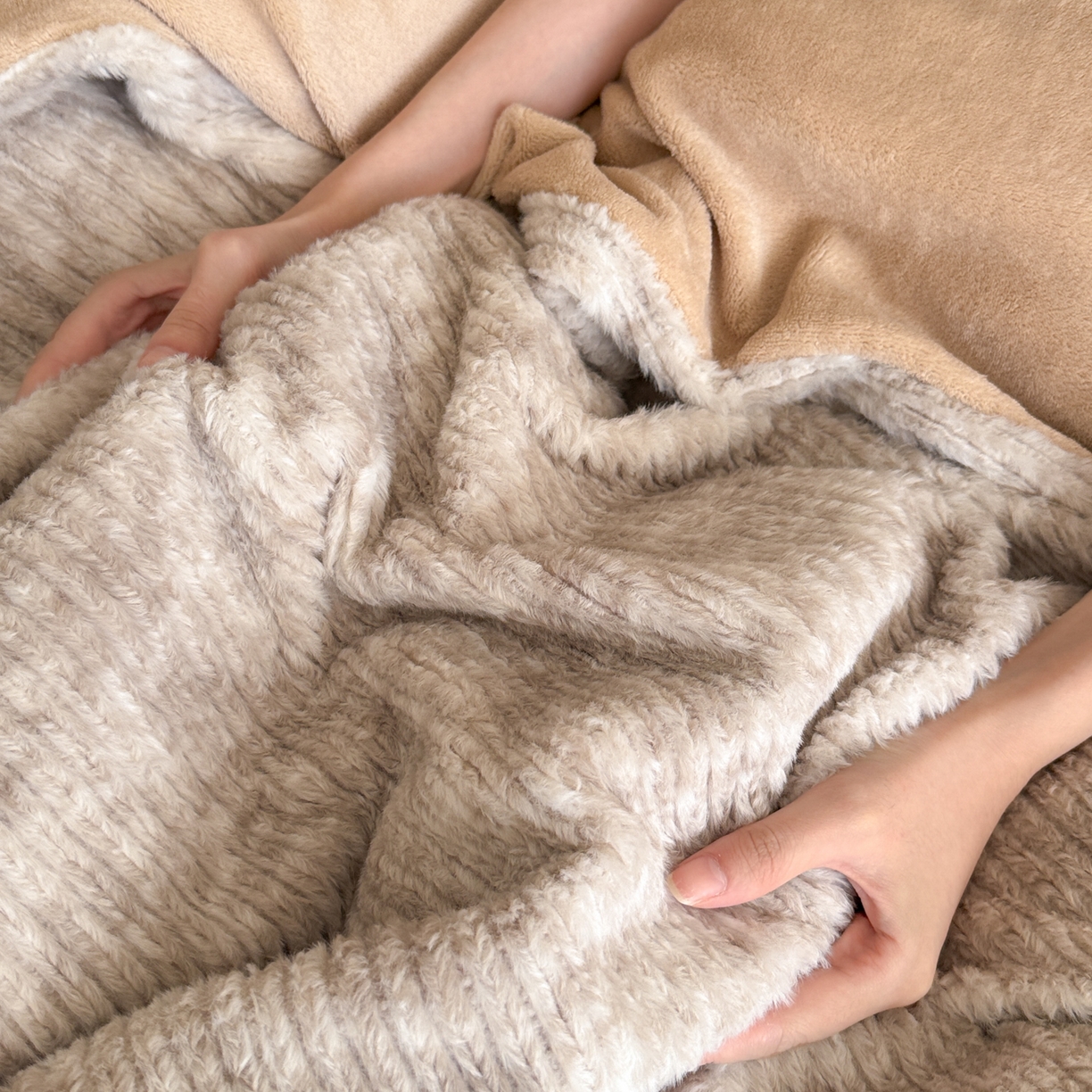 91家纺网 家纺一手货源 找家纺 眠博士 2025新款阳离子兔兔绒四件套 兔兔绒阳离子-抽条暖咖