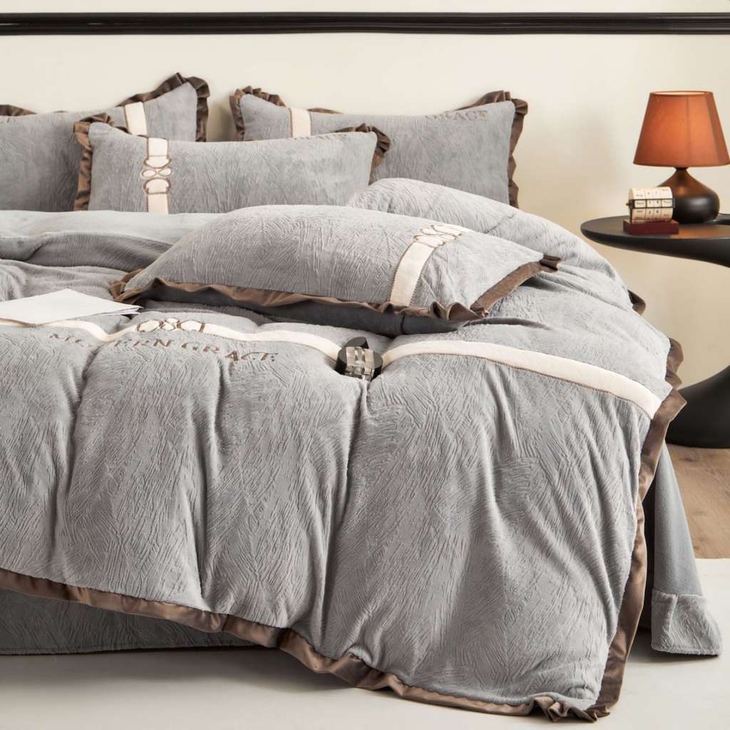 91家纺网 家纺一手货源 找家纺 （总）七里香 2025新款雕花绒牛奶绒刺绣四件套-云锦系列