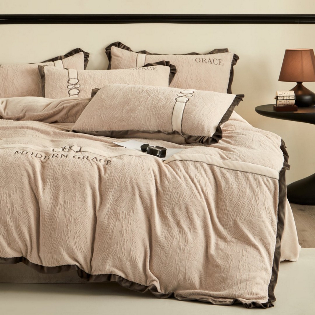 91家纺网 家纺一手货源 找家纺 （总）七里香 2025新款雕花绒牛奶绒刺绣四件套-云锦系列