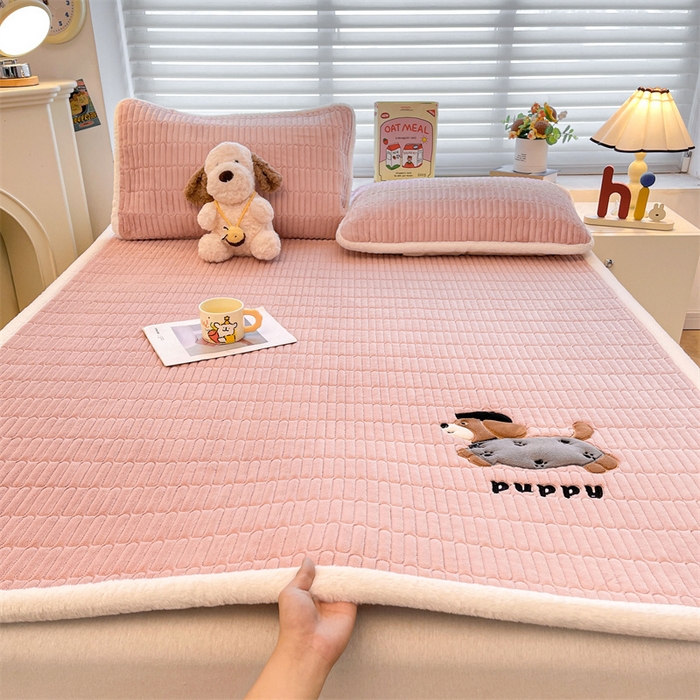 91家纺网 家纺一手货源 找家纺 （总）喜居 2025新款宝宝牛奶绒刺绣床垫腊肠狗系列