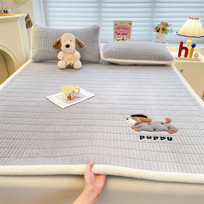 91家纺网 家纺一手货源 找家纺 （总）喜居 2025新款宝宝牛奶绒刺绣床垫腊肠狗系列