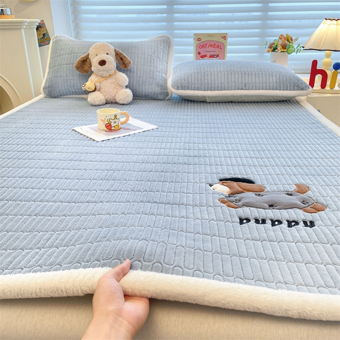 91家纺网 家纺一手货源 找家纺 （总）喜居 2025新款宝宝牛奶绒刺绣床垫腊肠狗系列