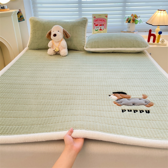 91家纺网 家纺一手货源 找家纺 （总）喜居 2025新款宝宝牛奶绒刺绣床垫腊肠狗系列