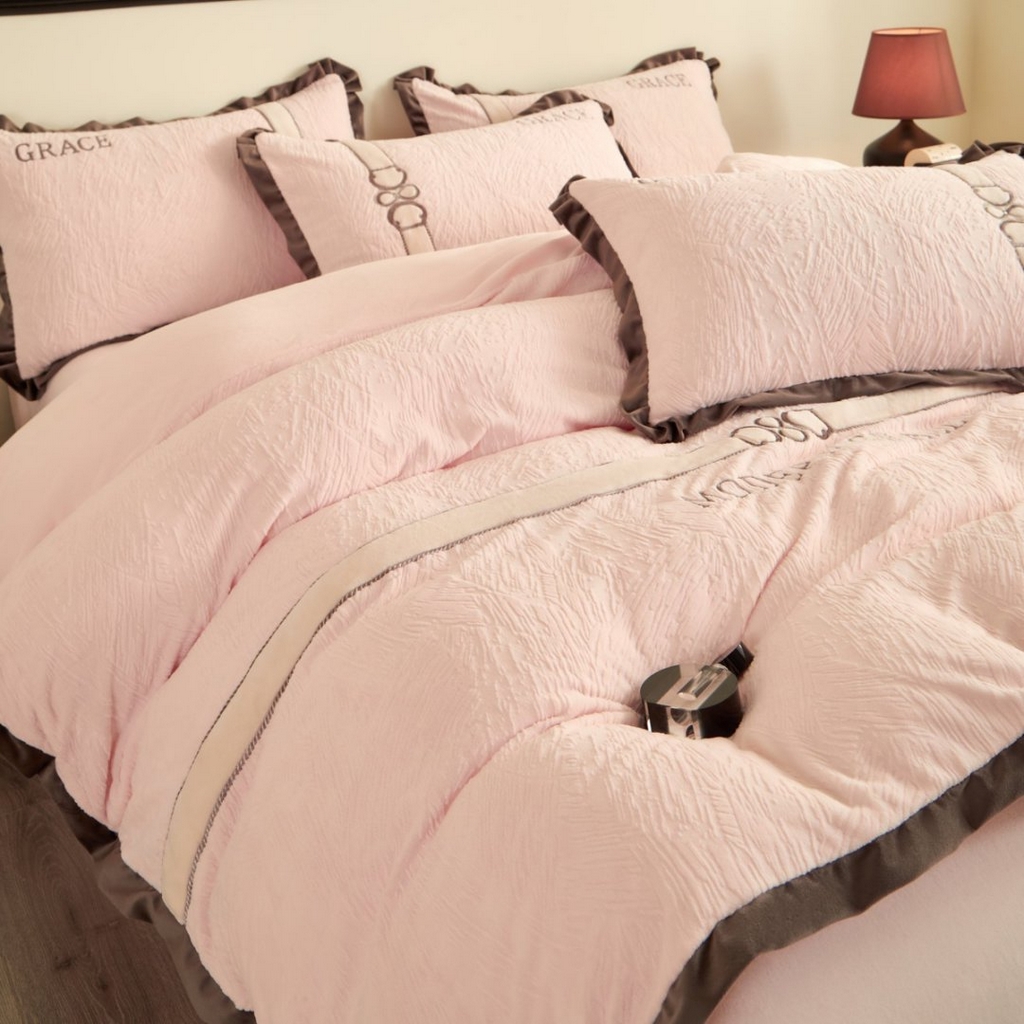 91家纺网 家纺一手货源 找家纺 七里香 2025新款雕花绒牛奶绒刺绣四件套-云锦系列 云锦-粉玉