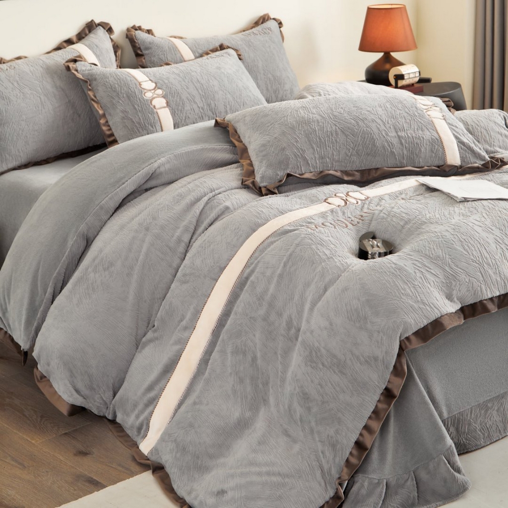 91家纺网 家纺一手货源 找家纺 七里香 2025新款雕花绒牛奶绒刺绣四件套-云锦系列 云锦-灰色