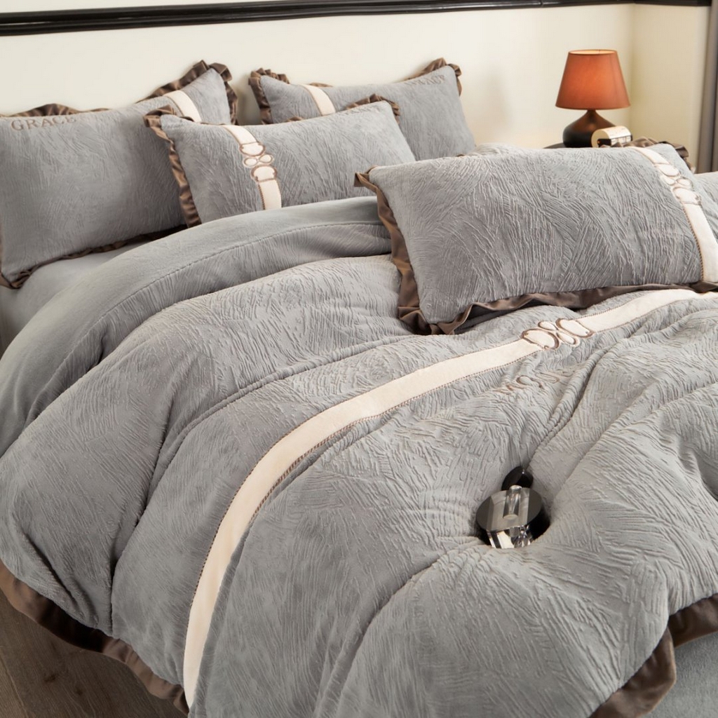 91家纺网 家纺一手货源 找家纺 七里香 2025新款雕花绒牛奶绒刺绣四件套-云锦系列 云锦-灰色