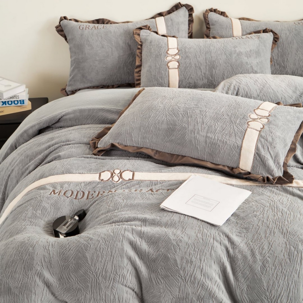 91家纺网 家纺一手货源 找家纺 七里香 2025新款雕花绒牛奶绒刺绣四件套-云锦系列 云锦-灰色