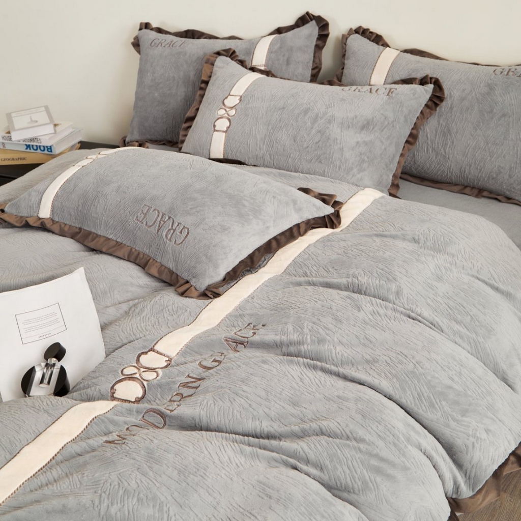 91家纺网 家纺一手货源 找家纺 七里香 2025新款雕花绒牛奶绒刺绣四件套-云锦系列 云锦-灰色