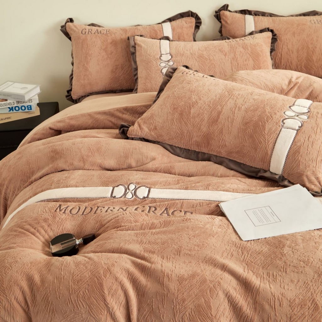 91家纺网 家纺一手货源 找家纺 七里香 2025新款雕花绒牛奶绒刺绣四件套-云锦系列 云锦-咖色