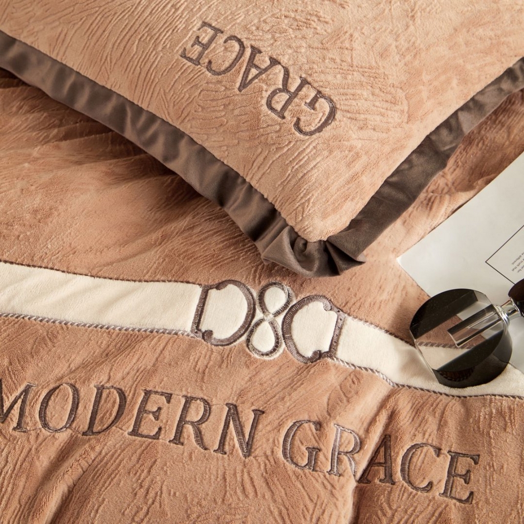 91家纺网 家纺一手货源 找家纺 七里香 2025新款雕花绒牛奶绒刺绣四件套-云锦系列 云锦-咖色