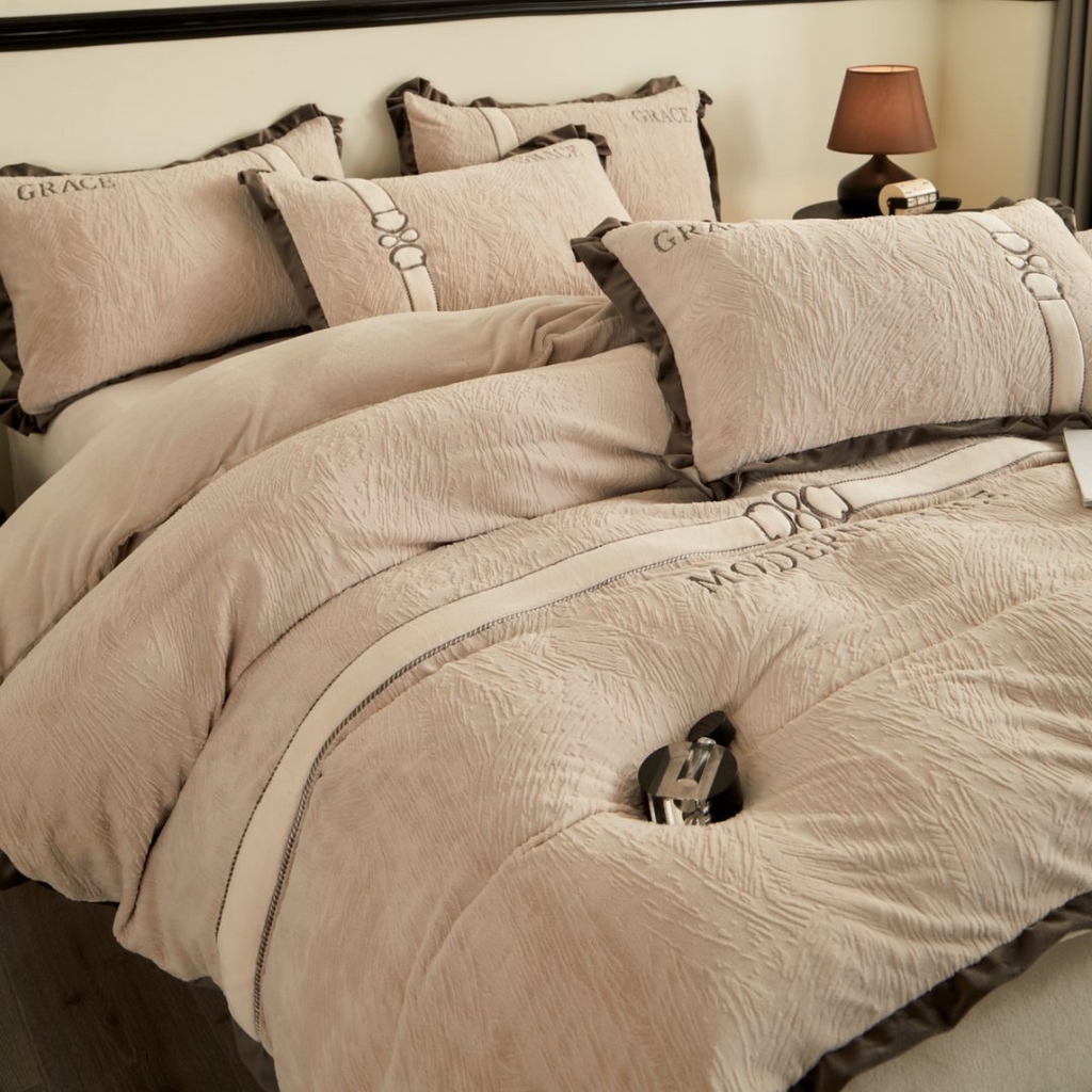 91家纺网 家纺一手货源 找家纺 七里香 2025新款雕花绒牛奶绒刺绣四件套-云锦系列 云锦-卡其