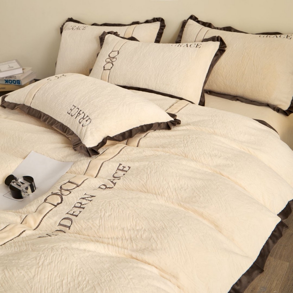 91家纺网 家纺一手货源 找家纺 七里香 2025新款雕花绒牛奶绒刺绣四件套-云锦系列 云锦-米黄