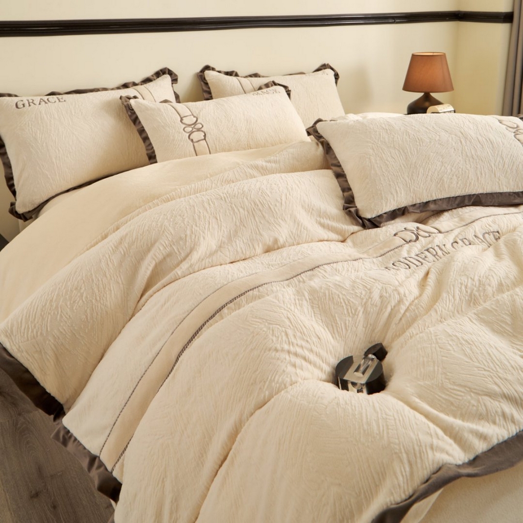 91家纺网 家纺一手货源 找家纺 七里香 2025新款雕花绒牛奶绒刺绣四件套-云锦系列 云锦-米黄