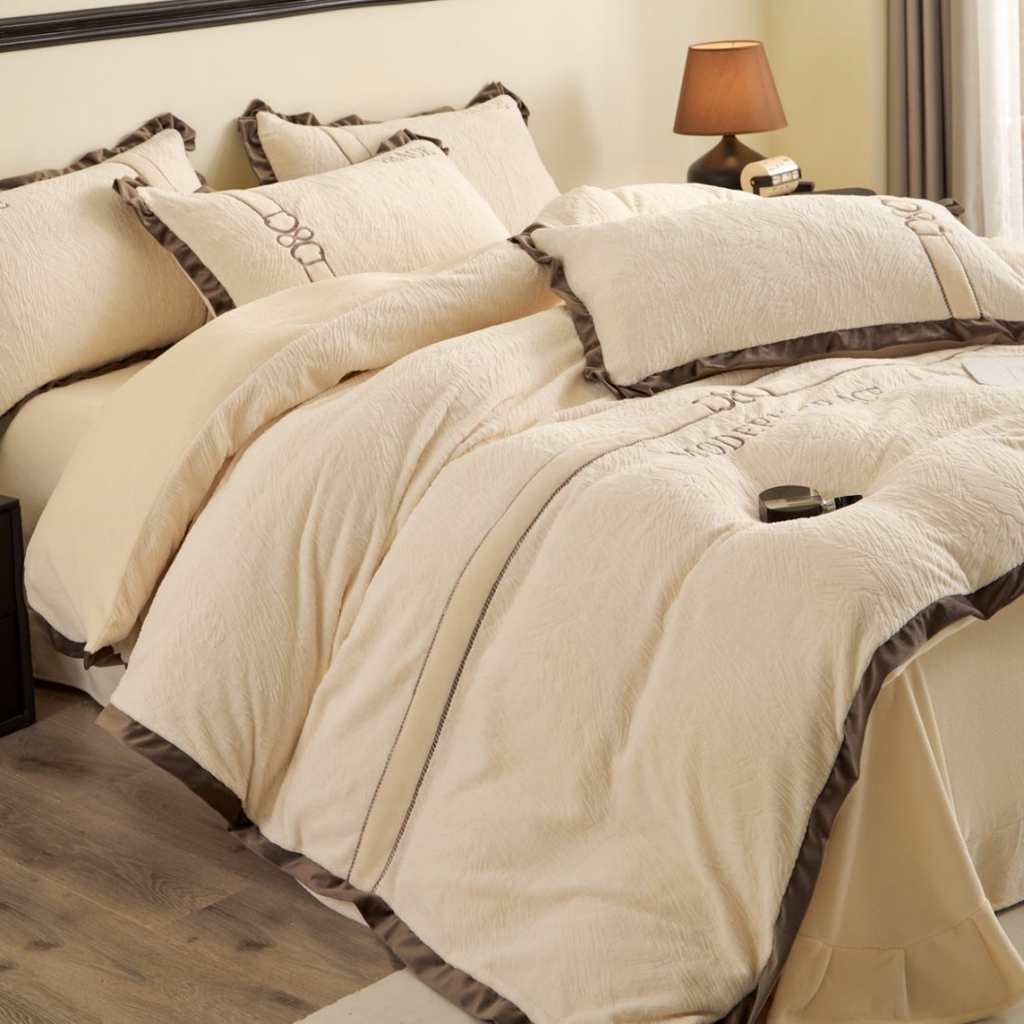 91家纺网 家纺一手货源 找家纺 七里香 2025新款雕花绒牛奶绒刺绣四件套-云锦系列 云锦-米黄