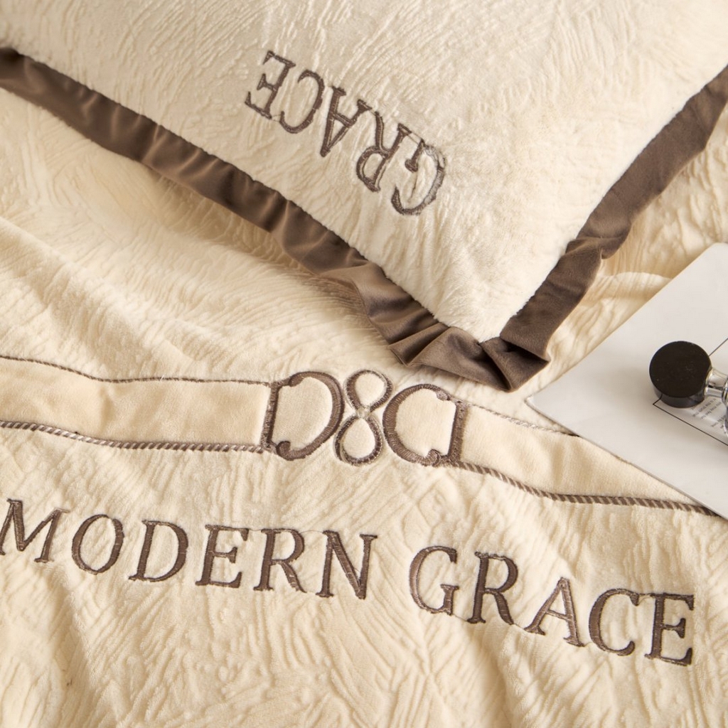 91家纺网 家纺一手货源 找家纺 七里香 2025新款雕花绒牛奶绒刺绣四件套-云锦系列 云锦-米黄