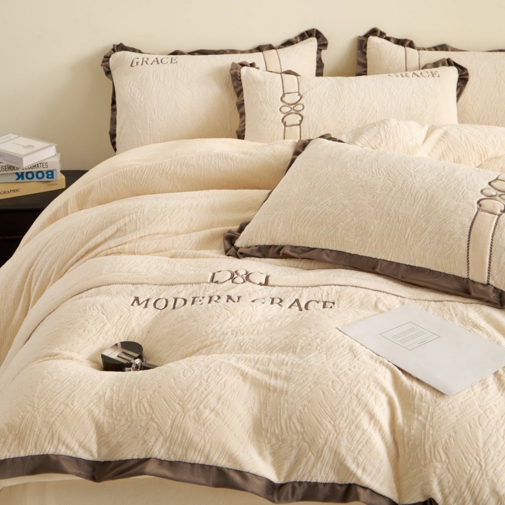 91家纺网 家纺一手货源 找家纺 七里香 2025新款雕花绒牛奶绒刺绣四件套-云锦系列 云锦-米黄