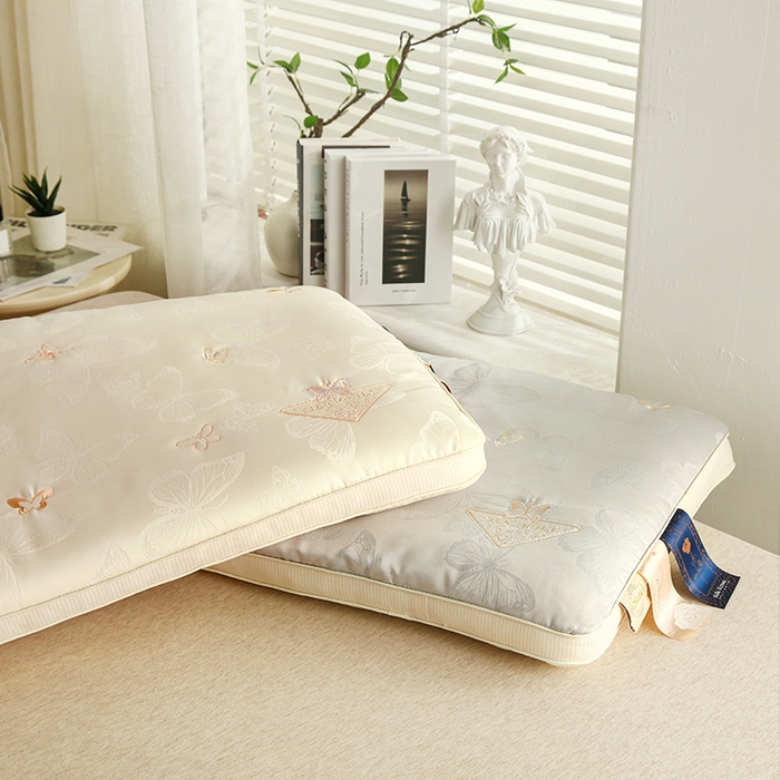 91家纺网 家纺一手货源 找家纺 云熙枕业 2025新款爆款漫舞酒店云朵枕枕头枕芯 米黄色