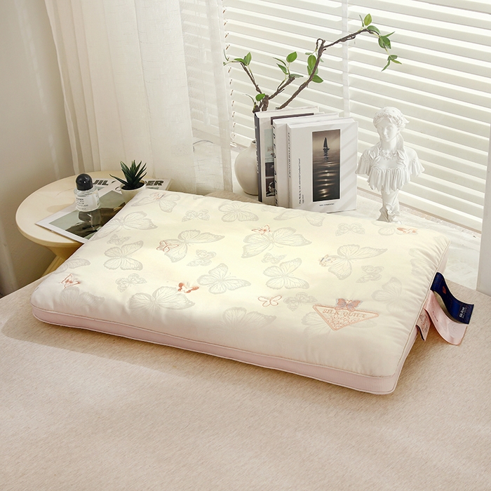 91家纺网 家纺一手货源 找家纺 云熙枕业 2025新款爆款漫舞酒店云朵枕枕头枕芯 米黄色