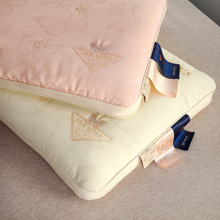 91家纺网 家纺一手货源 找家纺 云熙枕业 2025新款爆款漫舞酒店云朵枕枕头枕芯 米黄色