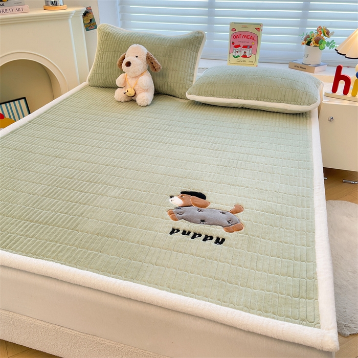 91家纺网 家纺一手货源 找家纺 （总）喜居 2025新款宝宝牛奶绒刺绣床垫腊肠狗系列