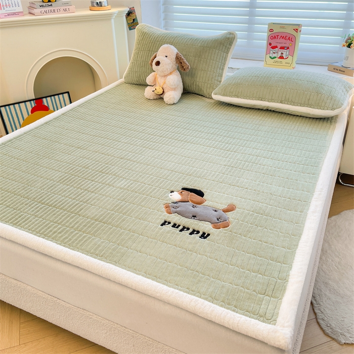 91家纺网 家纺一手货源 找家纺 （总）喜居 2025新款宝宝牛奶绒刺绣床垫腊肠狗系列