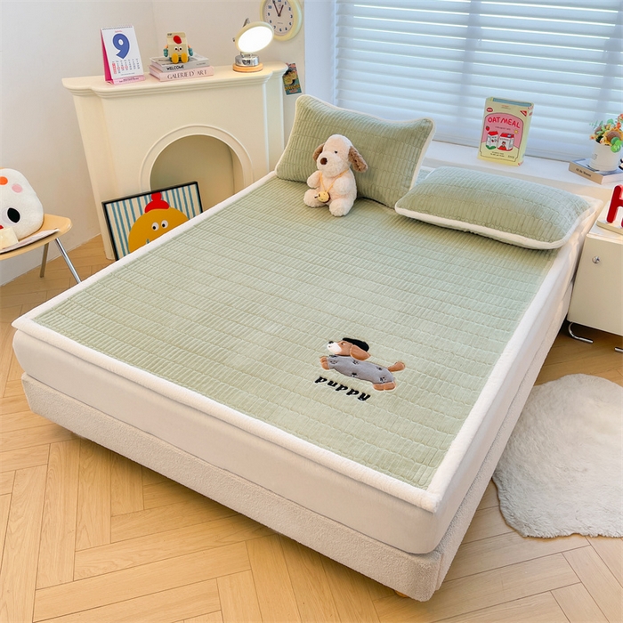 91家纺网 家纺一手货源 找家纺 （总）喜居 2025新款宝宝牛奶绒刺绣床垫腊肠狗系列