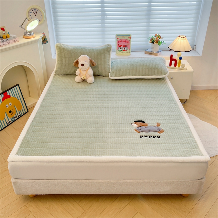 91家纺网 家纺一手货源 找家纺 （总）喜居 2025新款宝宝牛奶绒刺绣床垫腊肠狗系列