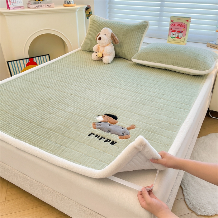 91家纺网 家纺一手货源 找家纺 （总）喜居 2025新款宝宝牛奶绒刺绣床垫腊肠狗系列