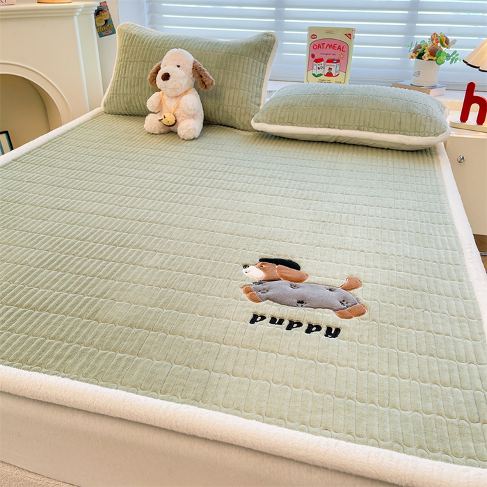 91家纺网 家纺一手货源 找家纺 （总）喜居 2025新款宝宝牛奶绒刺绣床垫腊肠狗系列