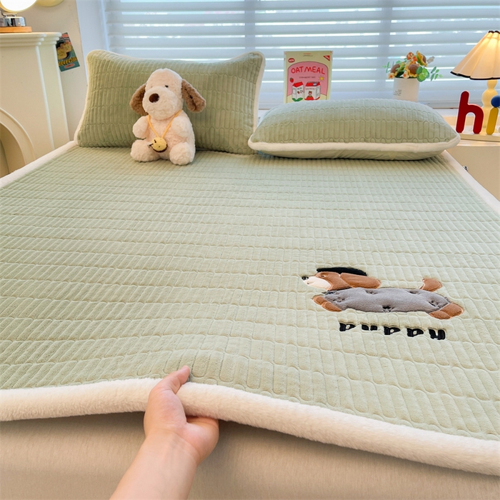 91家纺网 家纺一手货源 找家纺 （总）喜居 2025新款宝宝牛奶绒刺绣床垫腊肠狗系列