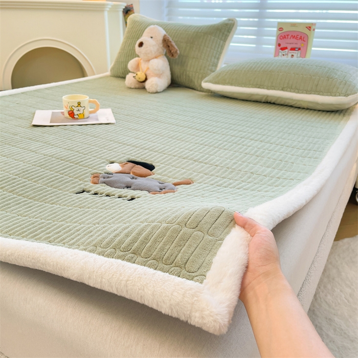 91家纺网 家纺一手货源 找家纺 （总）喜居 2025新款宝宝牛奶绒刺绣床垫腊肠狗系列