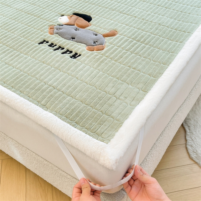 91家纺网 家纺一手货源 找家纺 （总）喜居 2025新款宝宝牛奶绒刺绣床垫腊肠狗系列