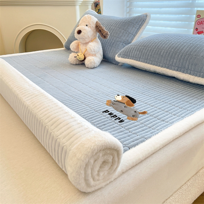 91家纺网 家纺一手货源 找家纺 喜居 2025新款宝宝牛奶绒刺绣床垫腊肠狗系列 腊肠狗-蓝