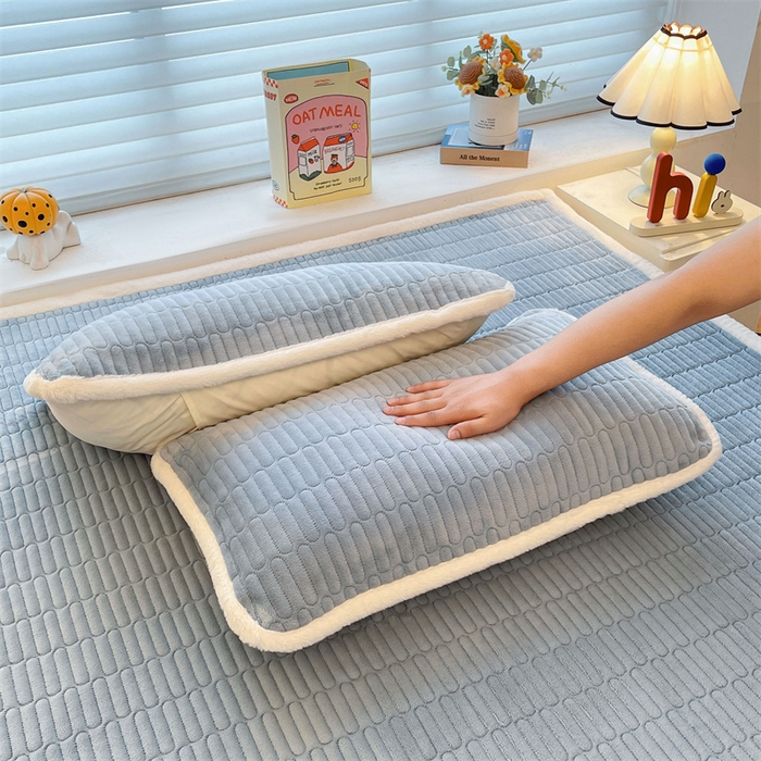 91家纺网 家纺一手货源 找家纺 喜居 2025新款宝宝牛奶绒刺绣床垫腊肠狗系列 腊肠狗-蓝