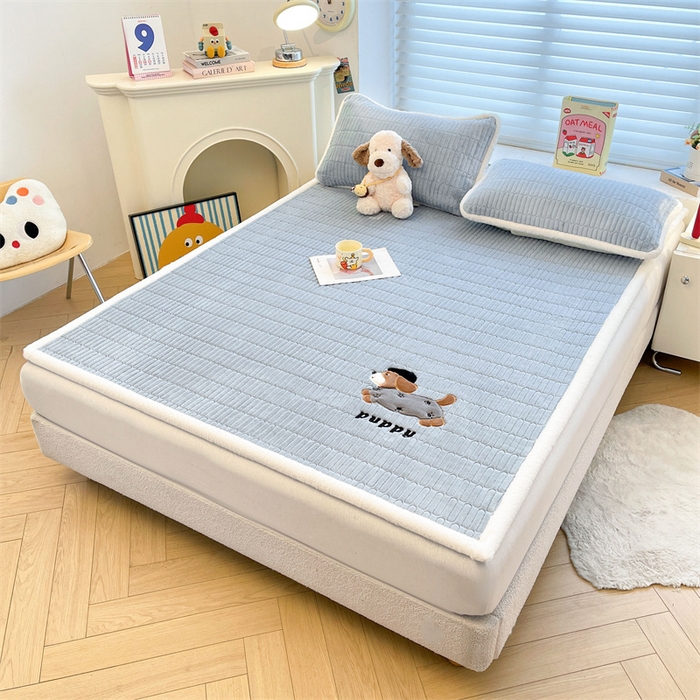 91家纺网 家纺一手货源 找家纺 喜居 2025新款宝宝牛奶绒刺绣床垫腊肠狗系列 腊肠狗-蓝