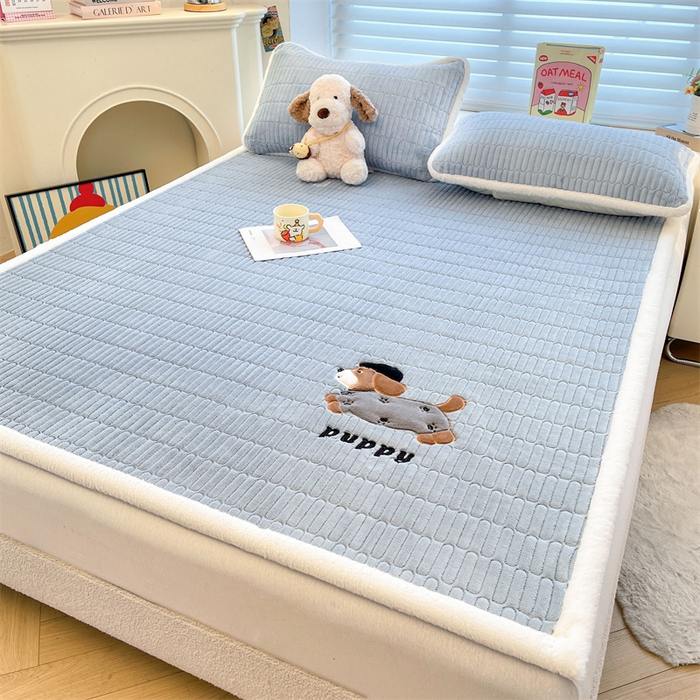 91家纺网 家纺一手货源 找家纺 喜居 2025新款宝宝牛奶绒刺绣床垫腊肠狗系列 腊肠狗-蓝