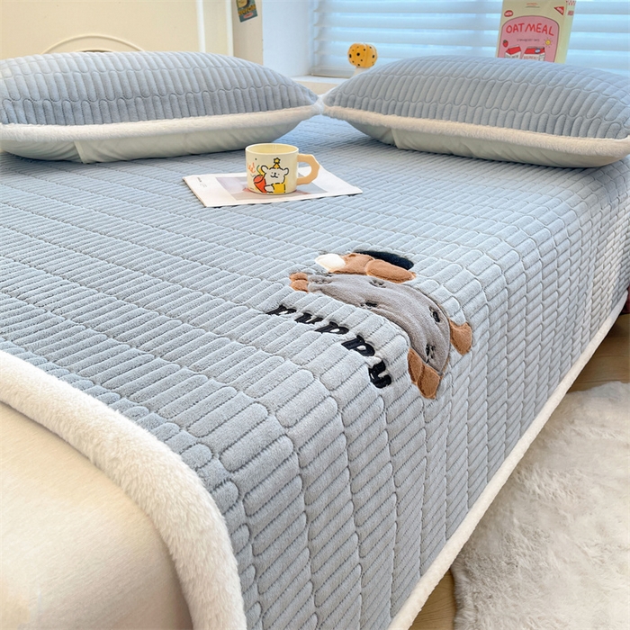 91家纺网 家纺一手货源 找家纺 喜居 2025新款宝宝牛奶绒刺绣床垫腊肠狗系列 腊肠狗-蓝