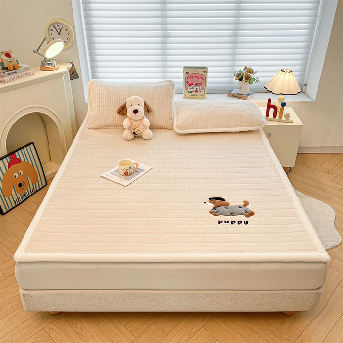 91家纺网 家纺一手货源 找家纺 喜居 2025新款宝宝牛奶绒刺绣床垫腊肠狗系列 腊肠狗-咖