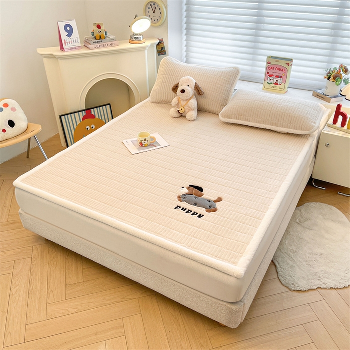 91家纺网 家纺一手货源 找家纺 喜居 2025新款宝宝牛奶绒刺绣床垫腊肠狗系列 腊肠狗-咖