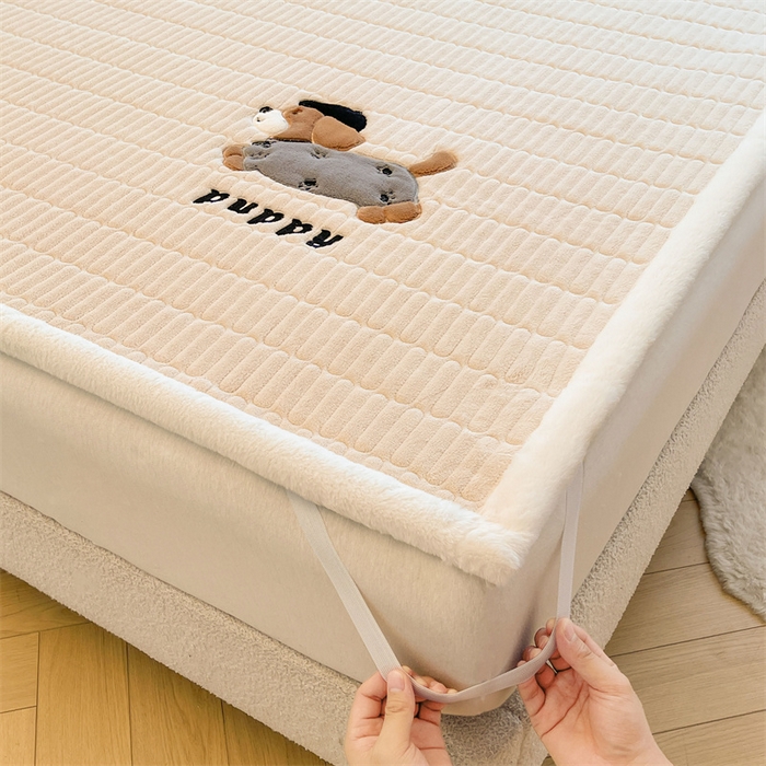 91家纺网 家纺一手货源 找家纺 喜居 2025新款宝宝牛奶绒刺绣床垫腊肠狗系列 腊肠狗-咖